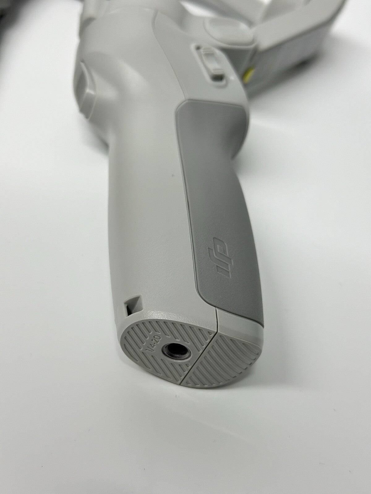 DJI OM 4 SE 3-Axis Smartphone Gimbal Stabilizer with Tripod - Grey